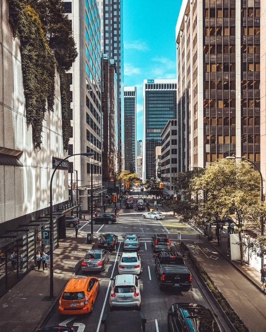 Text Box: In Vancouver zorgen bomen langs de straten en beplanting aan muren voor afkoeling in warme dagen (foto Unsplash.com)